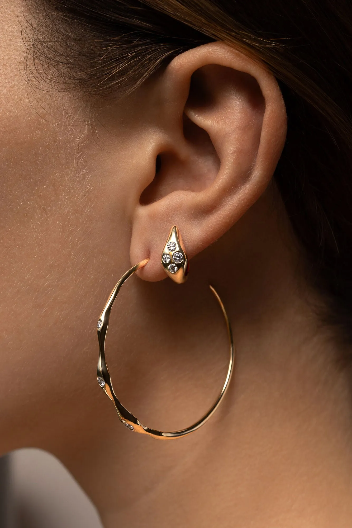Curve 18K Whitegold Huggies w. Diamonds