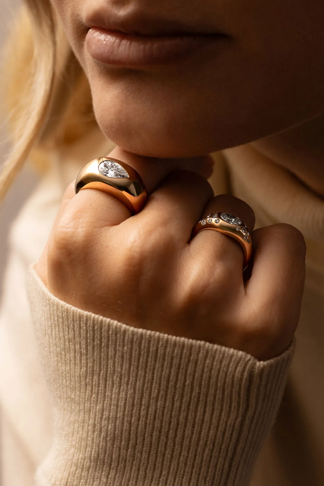 Curve Scattered Signet 18K Gold Ring w. Diamonds