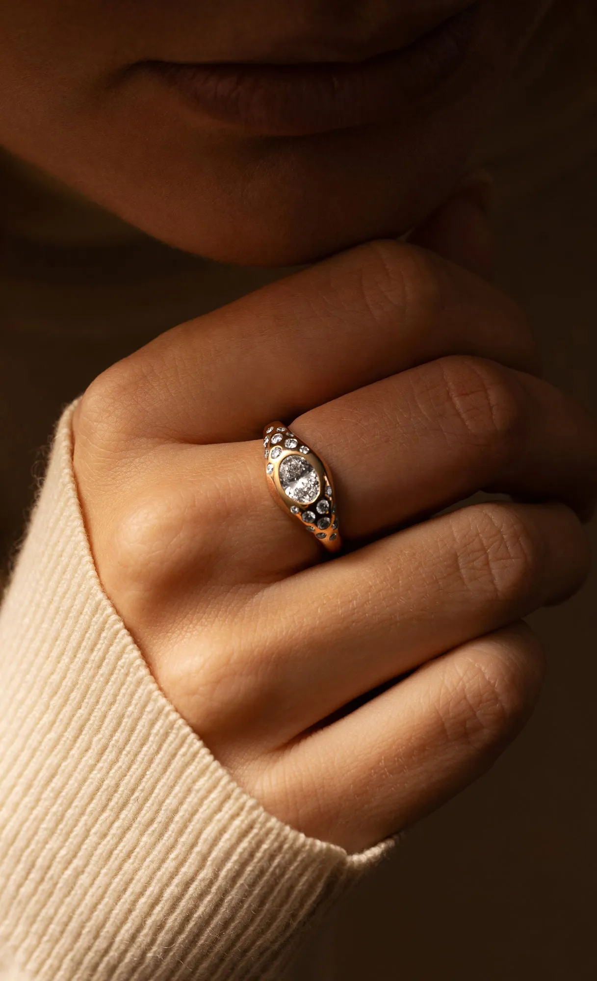 Curve Scattered Signet 18K Gold Ring w. Diamonds