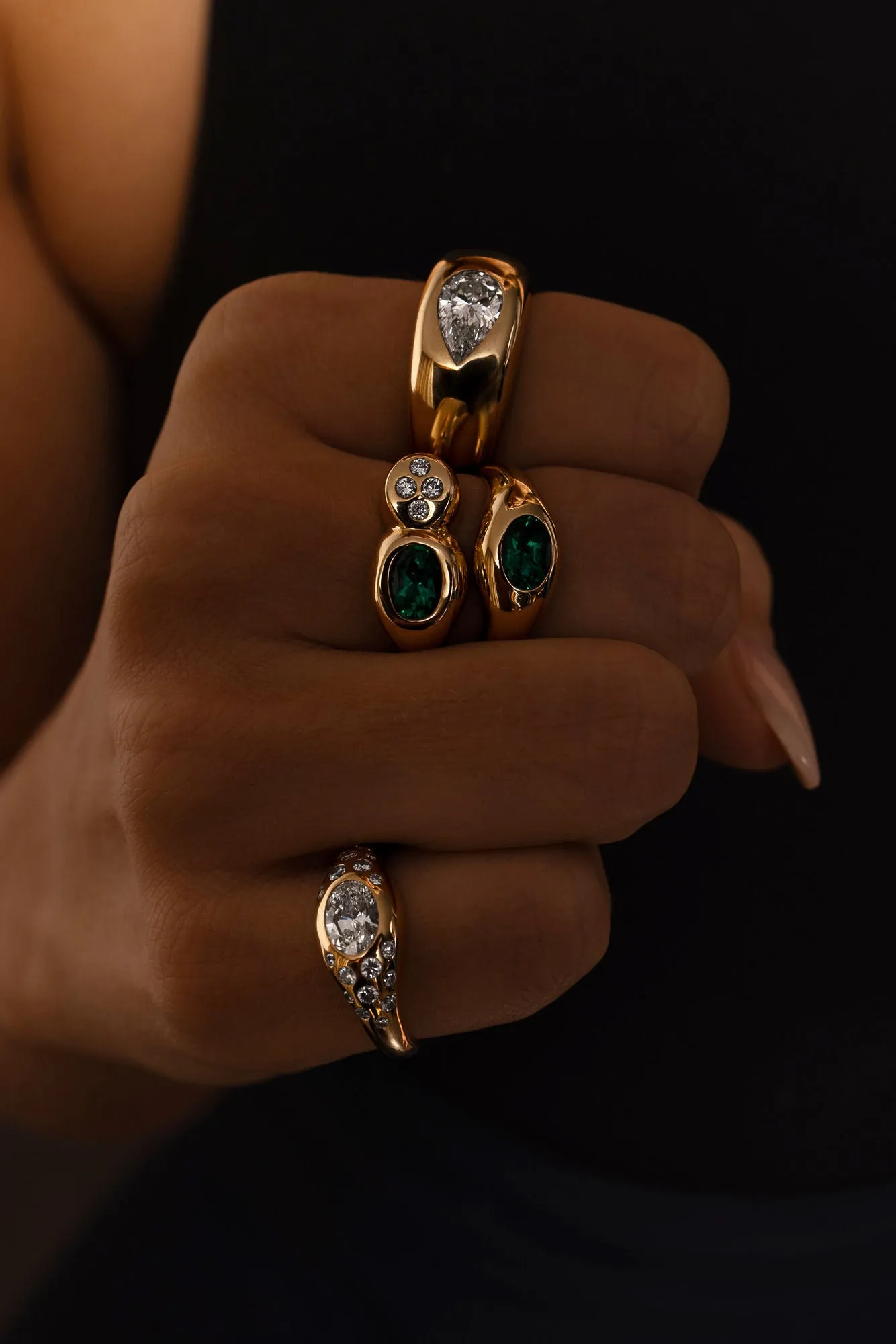 Curve Scattered Signet 18K Gold Ring w. Diamonds