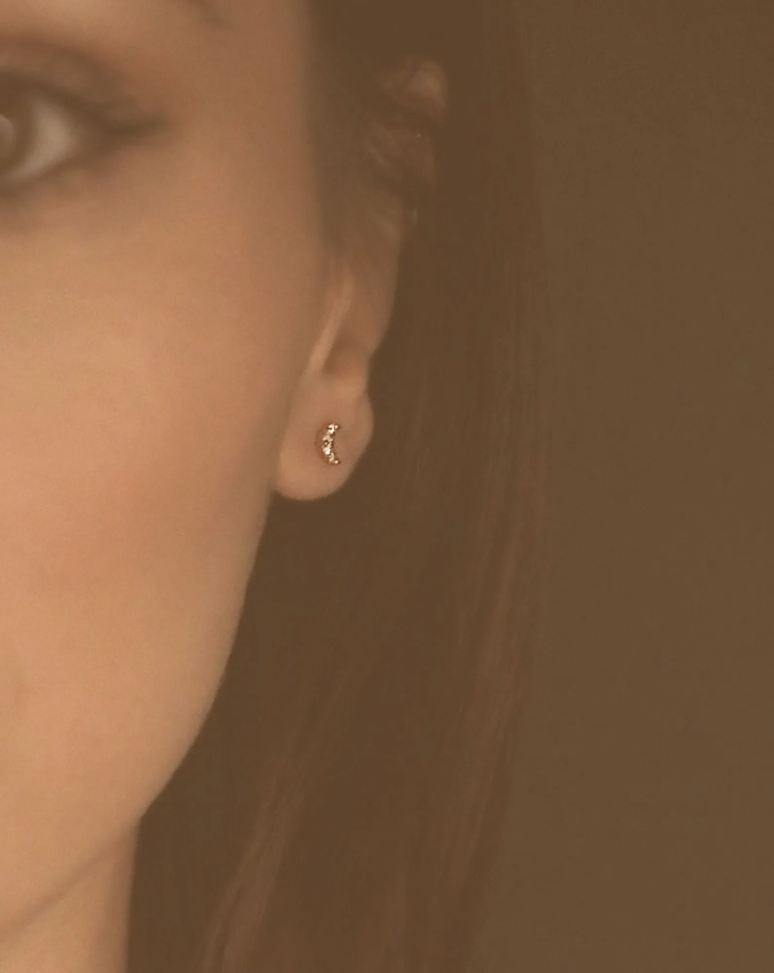 Half Moon 18K Gold Stud w. Diamonds
