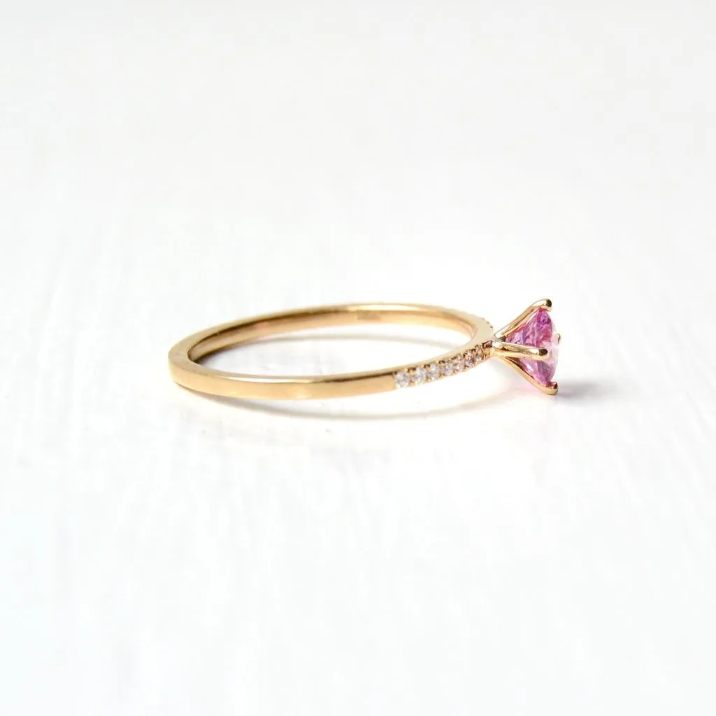 Hima Rosa 18K Gold Ring w. Sapphire & Diamonds