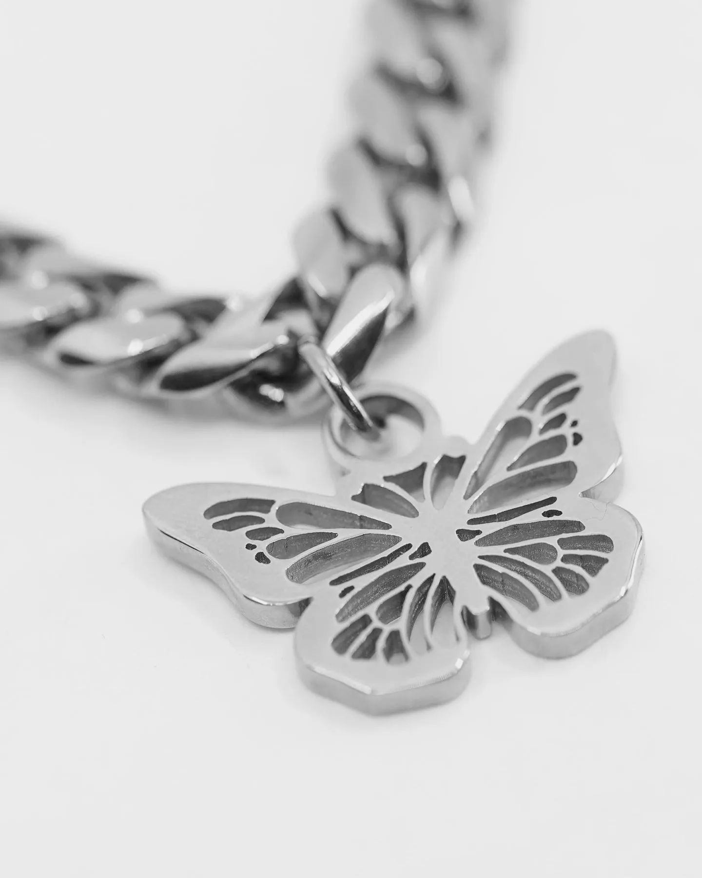Raising Hell Women's 14" Cuban Butterfly Choker White Gold