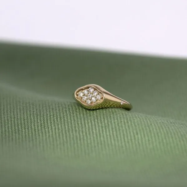 Rock Signet 18K Gold Ring w. Diamonds