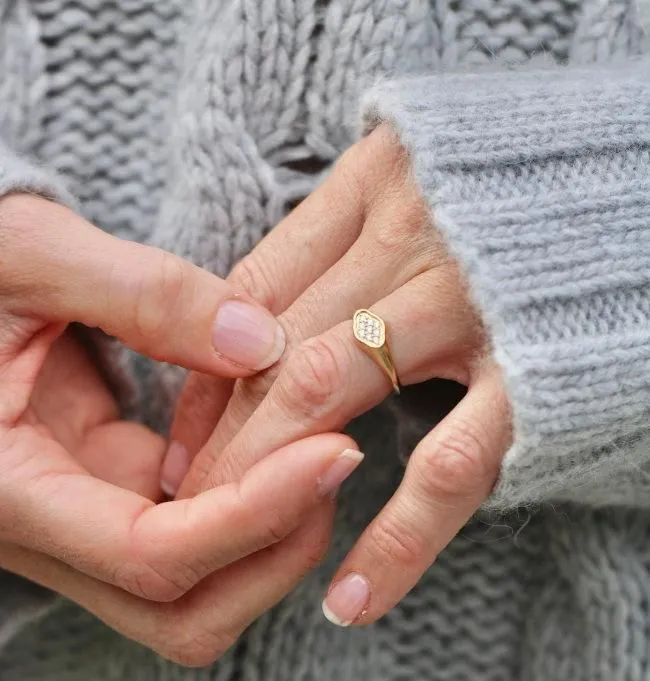 Rock Signet 18K Gold Ring w. Diamonds