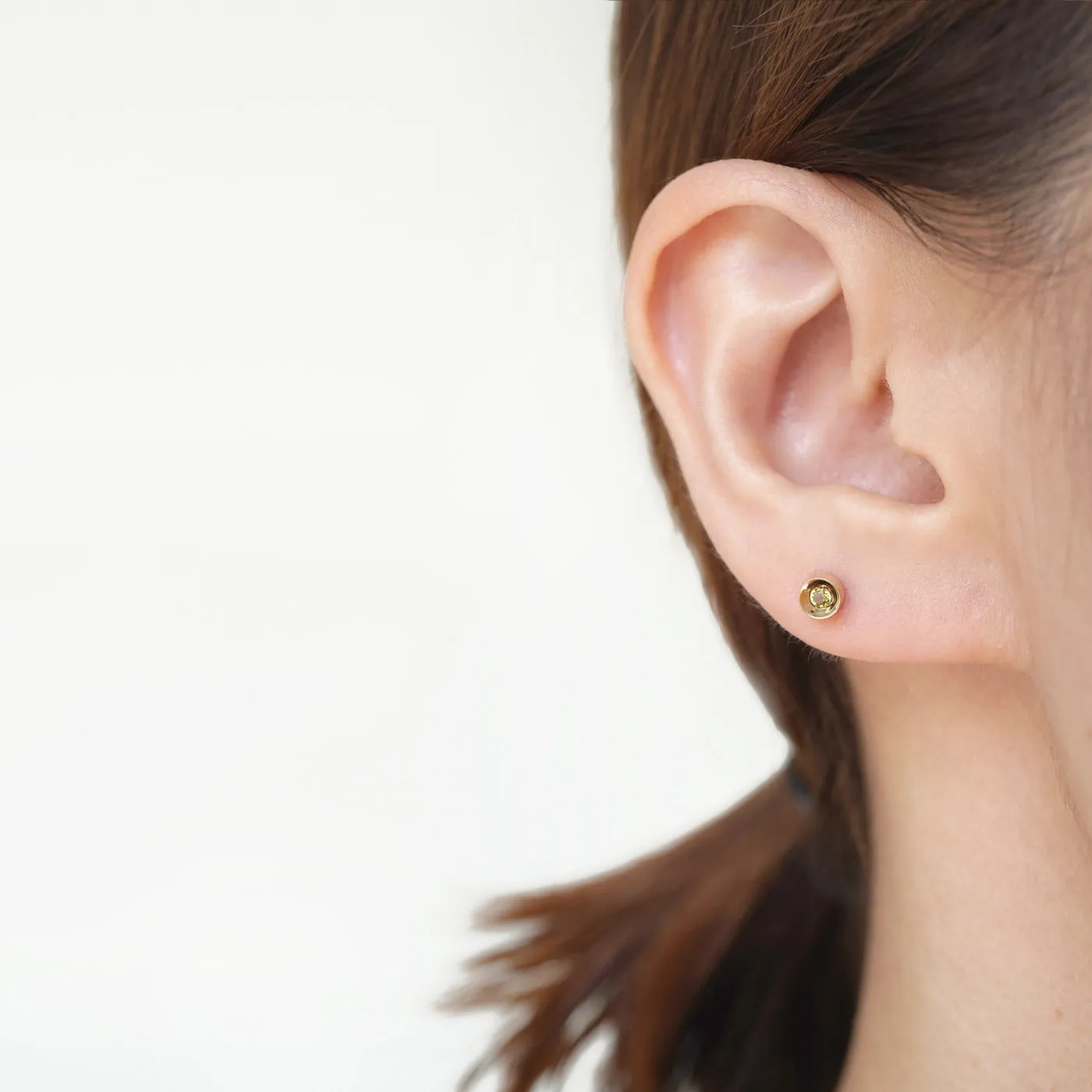 Spot Single 18K & 10K Earring w. 2,5mm Peridot