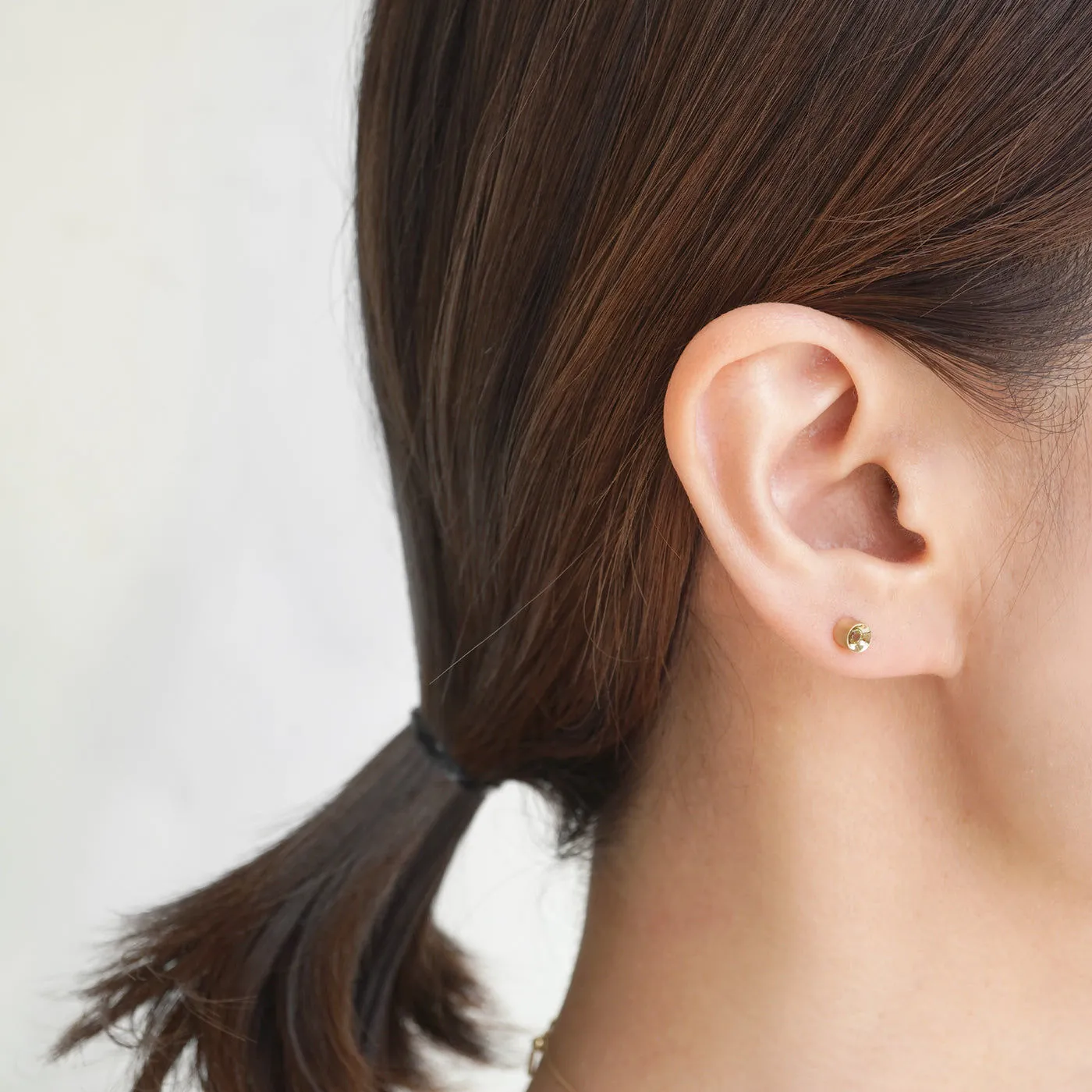 Spot Single 18K & 10K Earring w. 2,5mm Peridot